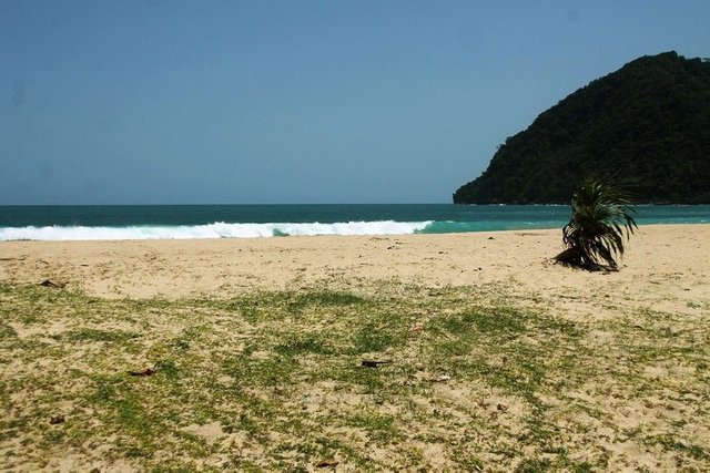 Gelombang_tsunami_sempat_membuat_pantai_ini_terbengkalai.jpg