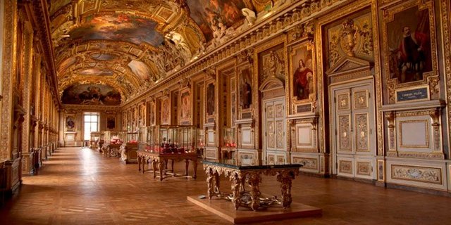 louvre-inside-big.jpg