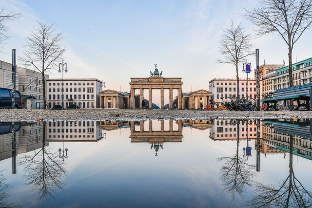 spiegelung-brandenburger-tor.jpg