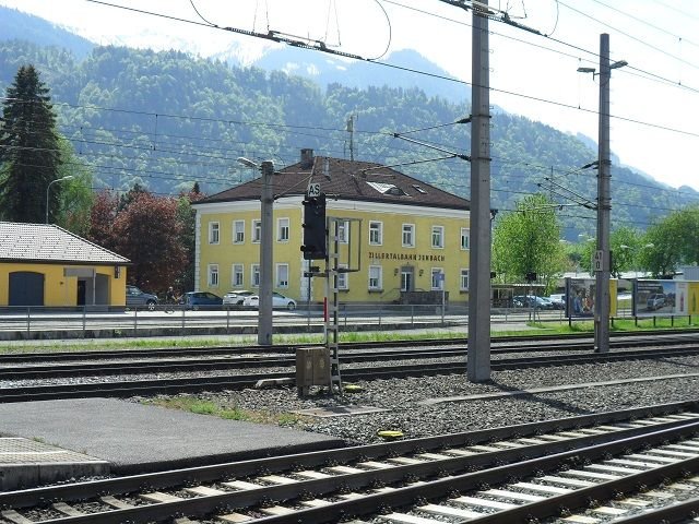 zillertalbahnhofalt.JPG