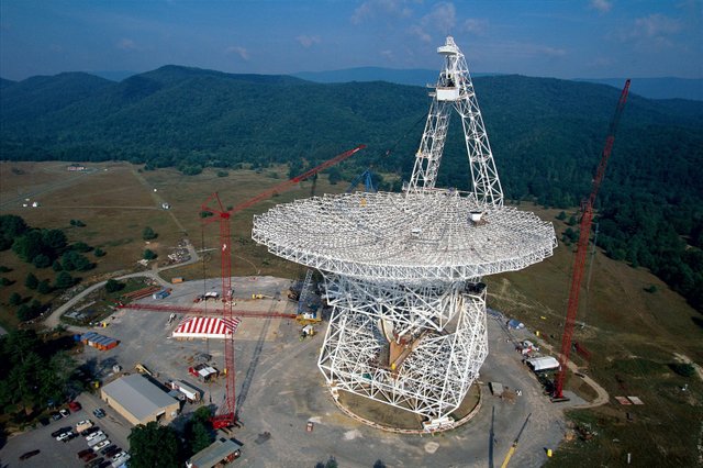 worlds-largest-fully-steerable-radio-telescope-at-the-national-radio-picture-id130301916[1].jpg