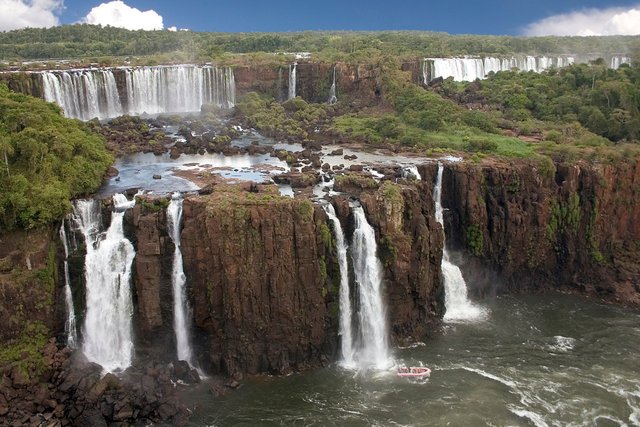 Iguazu_Falls_Cataratas_Argentina_Luca_Galuzzi_2005.jpg