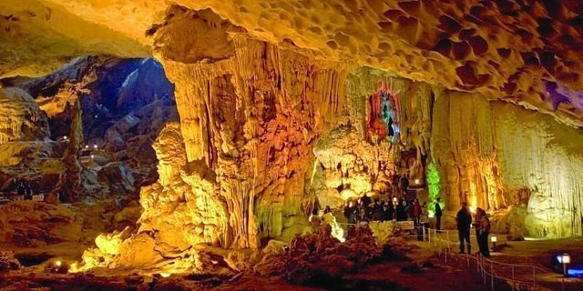 Cristina-cruise-halong-bay-caves-800x400.jpg