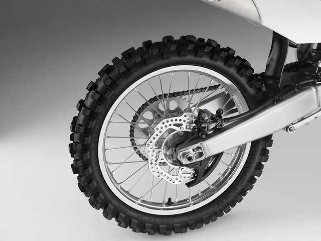 18_CRF250R_REAR_WHEEL_RT.jpg