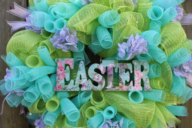 EasterDecoMeshWreath2.JPG