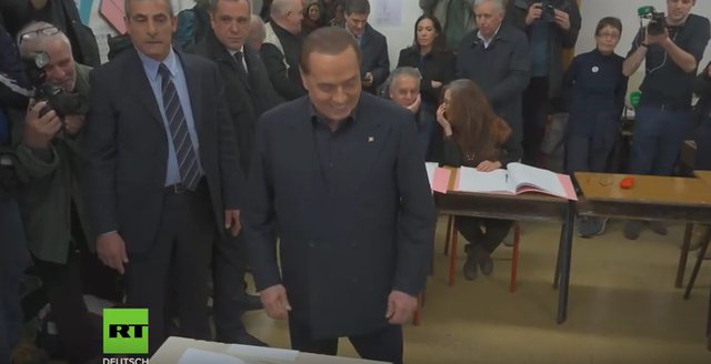 Italien Wahl  Berlusconi bei Stimmabgabe von FEMEN Aktivistin unterbrochen   YouTube.jpg