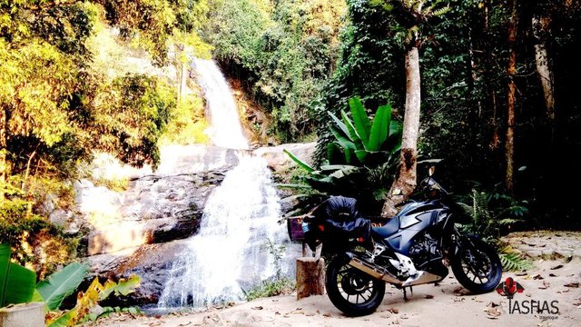 Waterfalls-of-Thailand-on-Mae-Cheam-highway.jpg