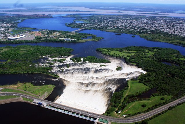 Aliviadero_del_embalse_Macagua-compressor.jpg