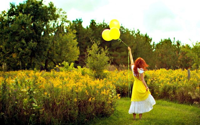 ws_Woman_Yellow_Balloons_&_Nature_1920x1200.jpg