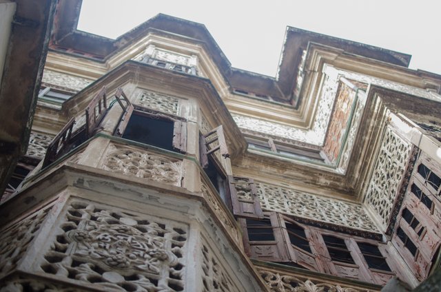 The centuries old buildings of Kashi had a grandeur to it which belonged to a different era