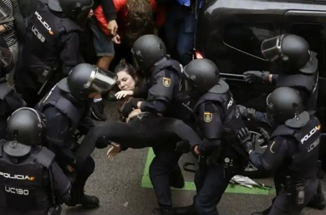 4-police-kidnap-catalan-citizens-trying-to-vote-for-independance.jpg