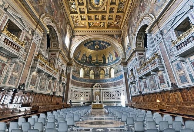 baroque-cathedral-breathtaking-interior-31722750.jpg