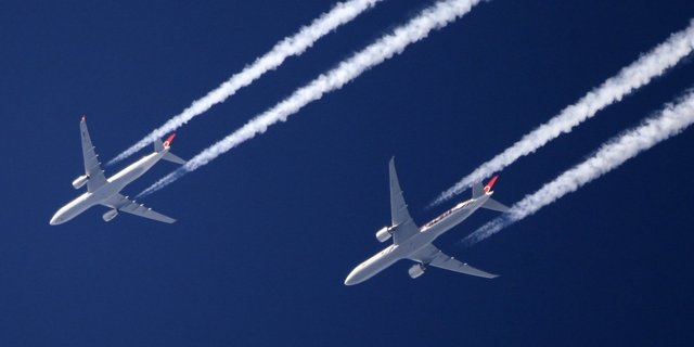 jet-contrails-found-to-affect-local-climates-1107146-TwoByOne.jpg