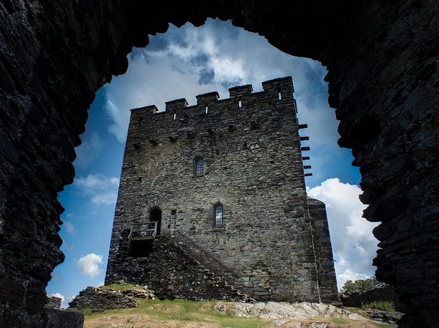 Dolwyddelan Castle.jpg