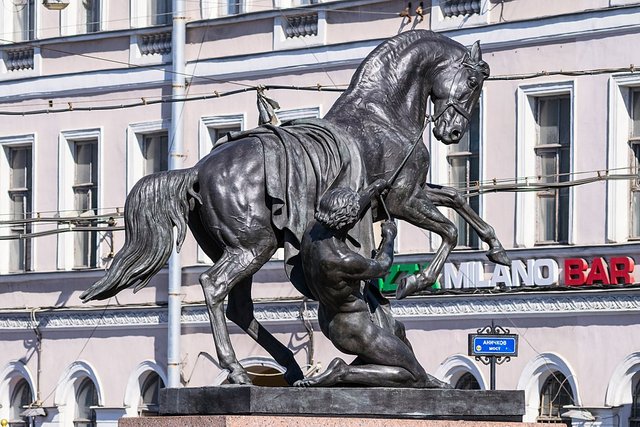 1024px-Sculptures_on_Anichkov_Bridge_02.jpg