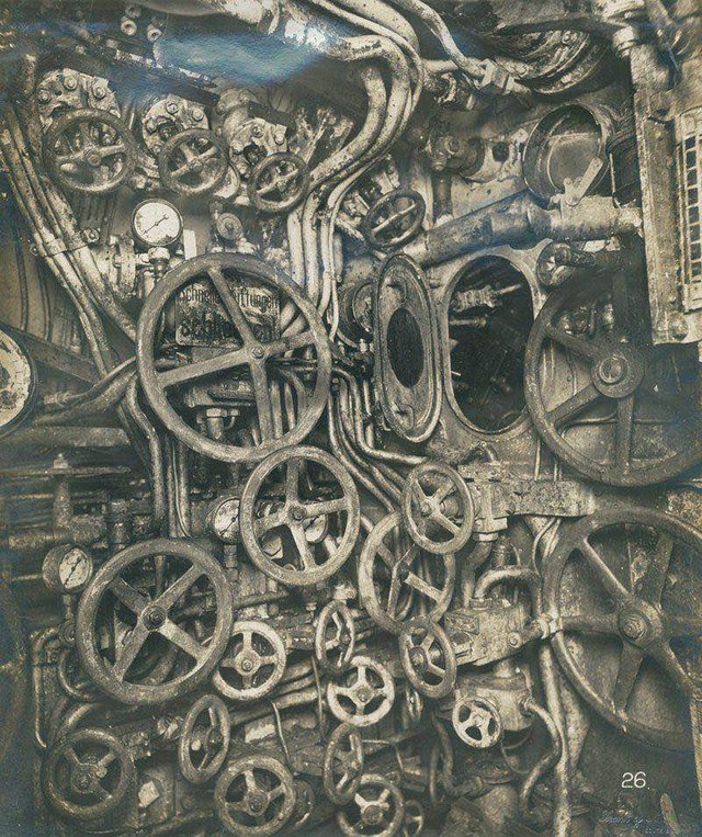 control room of german submarine 1918.jpg