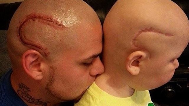 Falleció el niño de la imagen viral junto a su padre tatuado.jpg