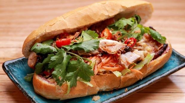 banh-mi-vn-lot-top-10-mon-sandwich-ngon-nhat-tren-the-gioi-1-1512559637-591-width620height348.jpg