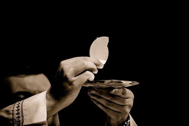 eucharist-1591663__480.jpg