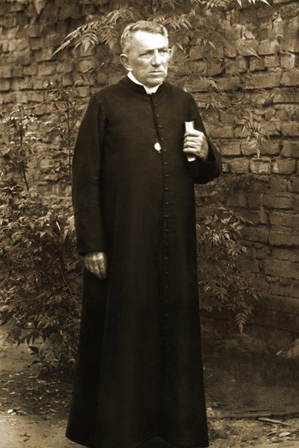 priest-1978612_640.jpg