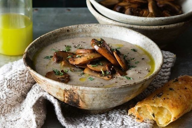 cream-of-mushroom-soup-with-tarragon-oil-136906-2.jpeg