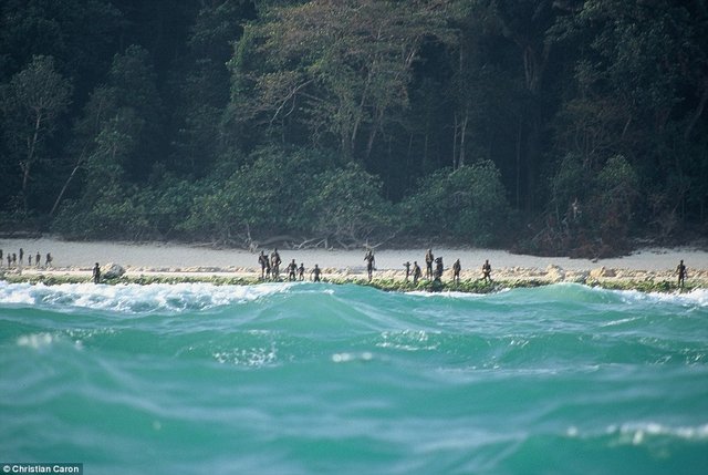 27D0056500000578-3049022-Sentinelese_tribespeople_gather_on_the_shore_of_North_Sentinel_I-a-20_1429631756805.jpg