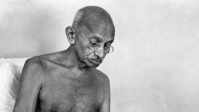 gandhi-era-um-racista-que-obrigava-meninas-a-dormir-na-cama-com-ele-1450190752.jpg