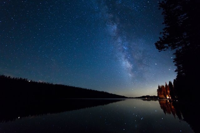 starry_sky_night_stars_lake_117288_6000x4000.jpg