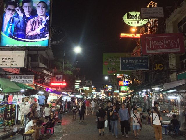 Khoa san road bangkok.jpg