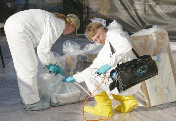 EPA_workers_clean_up_residential_mercury_spill_(3986683989).jpg