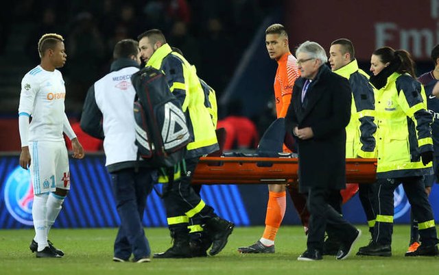 soccer-football-ligue-1-paris-st-germain-vs-olympique-de-marseille-parc-des-princes-paris-france-february-25-2018-paris-saint-germain-s-neymar-is-stretchered-off-the-pitch-after-sustaining-an-injury-reuters-stephane-mahe.jpg