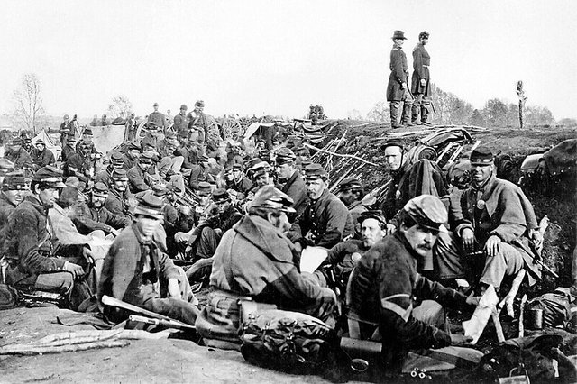 800px-Union_soldiers_entrenched_along_the_west_bank_of_the_Rappahannock_River_at_Fredericksburg,_Virginia_(111-B-157).jpg
