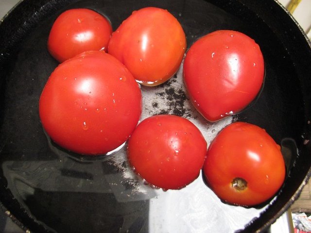 4- Tomates limpios en agua al fuego lento por unos tres minutos.jpg