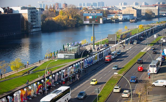 berlin-wall-balloons.jpg