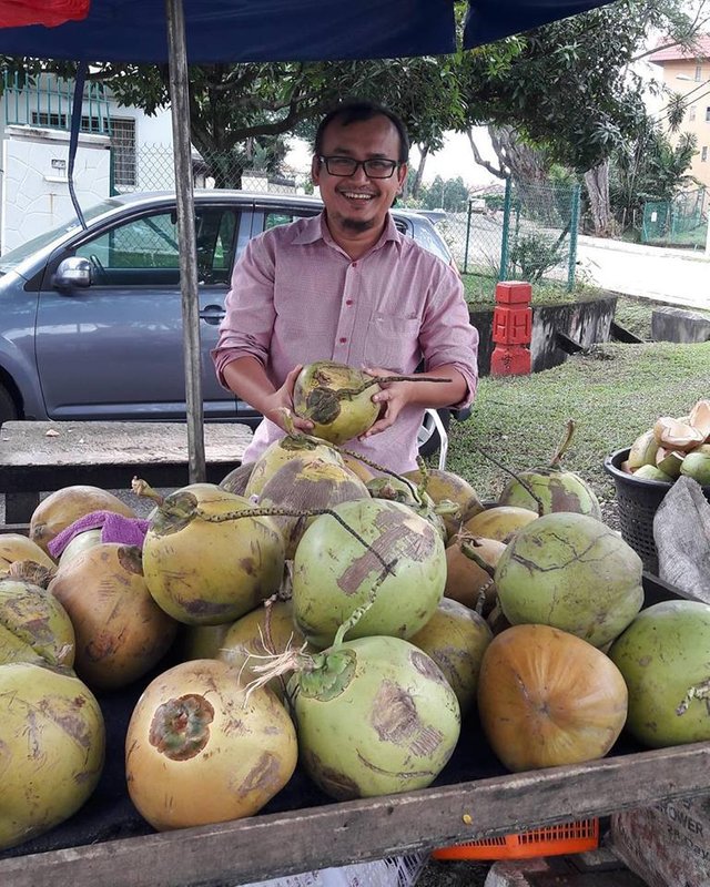 coconut seller.jpg