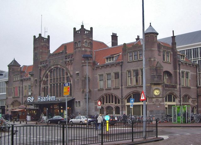 Station_Haarlem_Hoofdgebouw.jpg