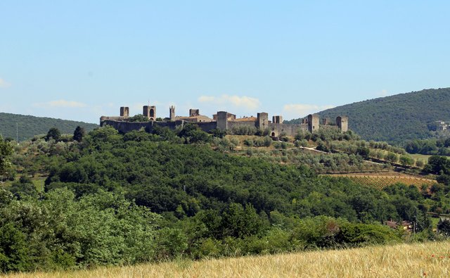 18-04-07 Monteriggioni,_castello_di_castiglionalto_o_di_castiglion_ghinibaldi,_veduta_verso_montriggioni,_01.jpg