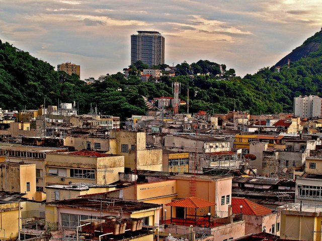 favelas-51318_1920.jpg