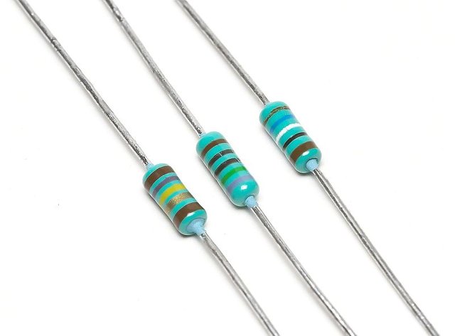 800px-3_Resistors.jpg