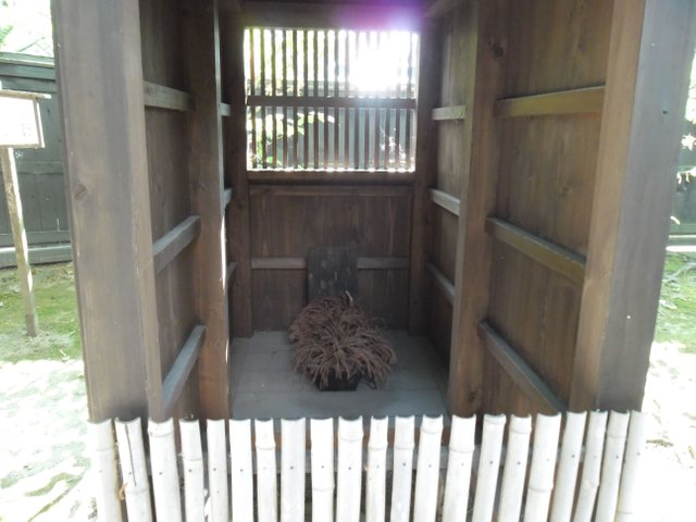 SAM_0274 Samurai Yiwa-Hashi Ka - Traditional Toilet.JPG