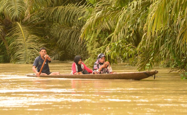 sampan alat transportasi alternatif saat banjir.JPG