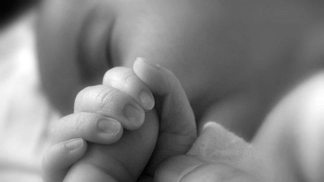 baby_sleep_hands_black_and_white_54427_1920x1080.jpg