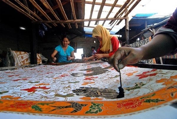 salah-satu-teknik-mewarnai-kain-batik-dengan-sistem-colet.jpg