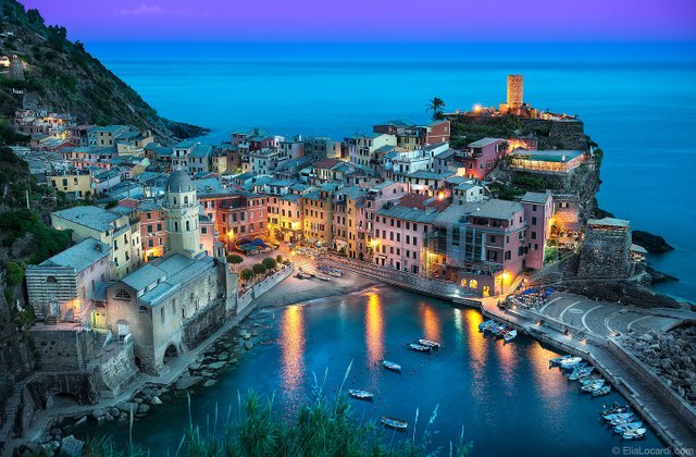 002-Elia-Locardi-Travel-Photography-The-Beautiful-Vernazza-__-(Cinque-Terre)-Italy-1440-WM.jpg