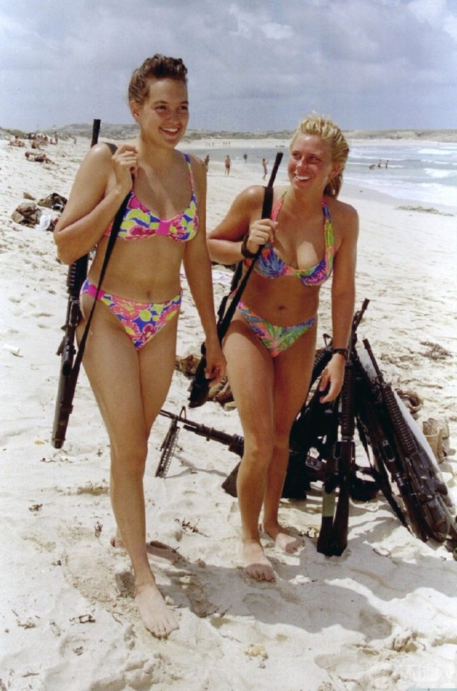 Israeli female soldiers shopping and leisure travel beach gun their hands Israeli female soldiers to participate in the live-fire exercises Leisure on the beach (1).jpg
