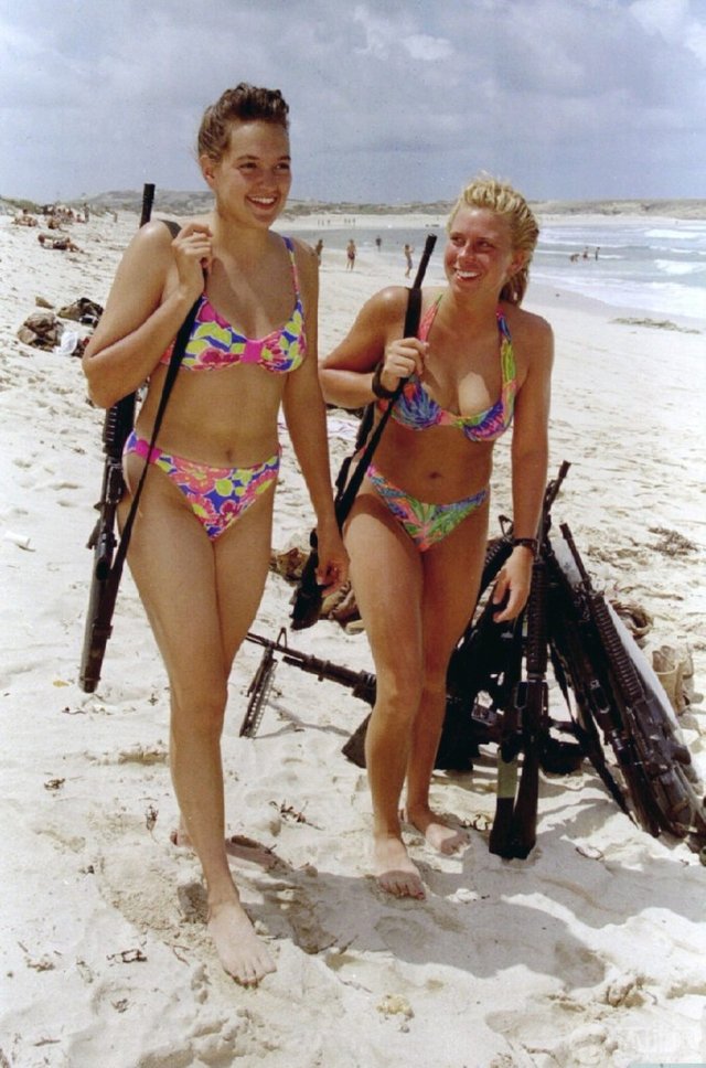 Israeli female soldiers shopping and leisure travel beach gun their hands Israeli female soldiers to participate in the live-fire exercises Leisure on the beach (1).jpg