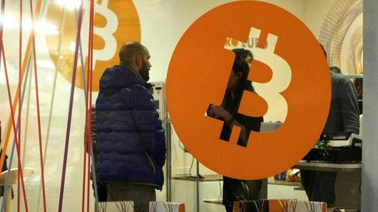 104911414-GettyImages-890387088-bitcoin.530x298.jpg