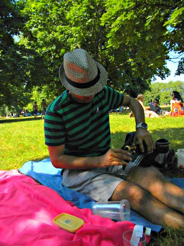 picnicking-in-hyde-park-london-girlinchief-8.jpg