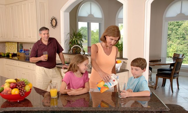 family-drinking-orange-juice-619144_960_720.jpg