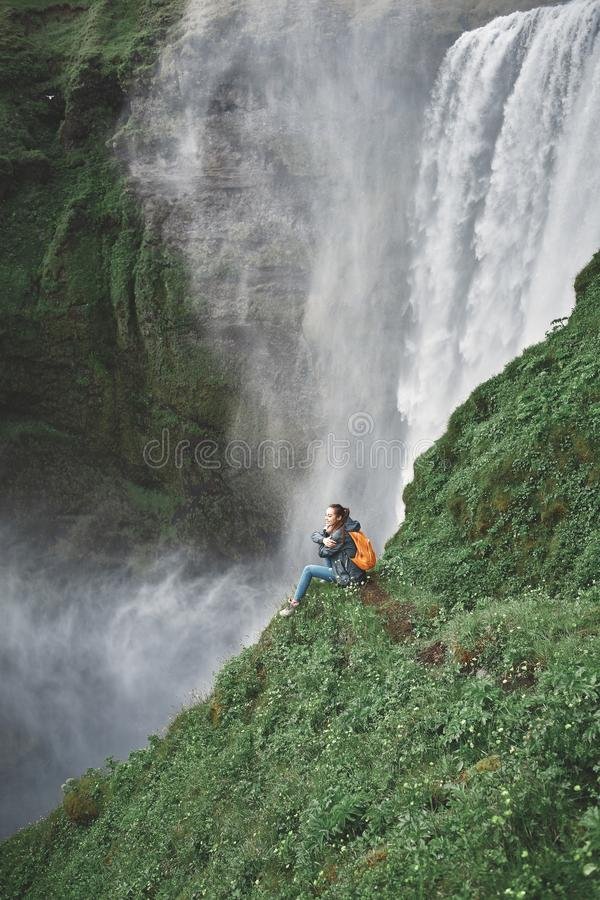 mujer-alegre-que-camina-y-presenta-en-la-naturaleza-islandia-99813706.jpg